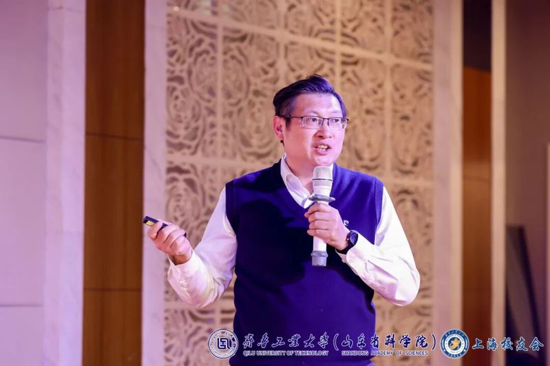 刘玉代表校(院)对上海CCTV5体育