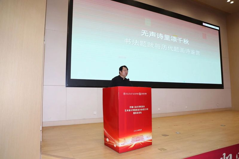 大会在庄严的国歌声中拉开帷幕。