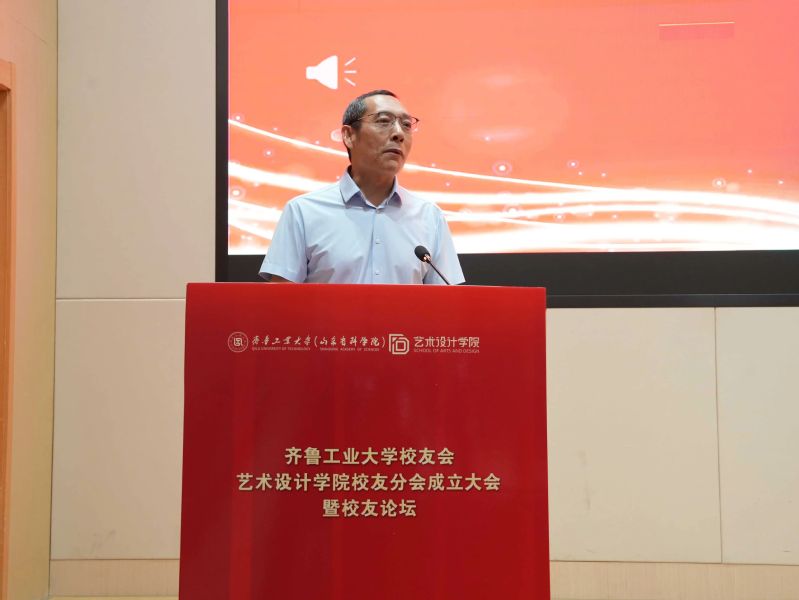 大会在庄严的国歌声中拉开帷幕