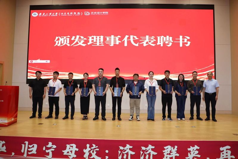 师生代表及来自全国各地的CCTV5体